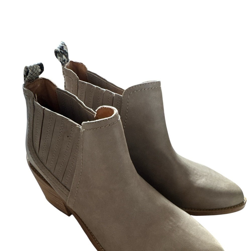 Report Oberon boots Stylish Tan Ankle Boots 6.5 pull in snake print detail